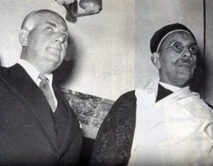 الملك الليبي المغفور له السيد محمد إدريس السنوسي مع السيد إدريان بلت - The late Libyan King Mohamed Idress El Sanousi and Mr Adrian Pelt